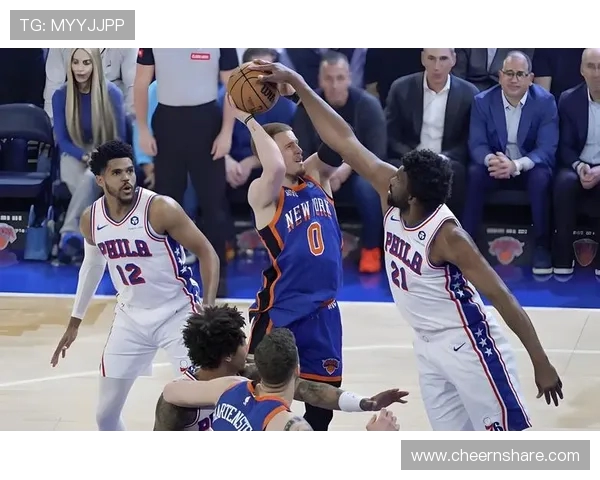 尼克斯与爵士激战正酣球迷期待精彩对决与绝妙表现